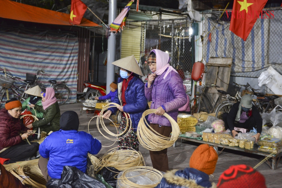 Tại phiên chợ, người dân có thể tìm mua được đầy đủ nguyên liệu để tự làm ra được một chiếc nón hoàn chỉnh. Từ khung nón, dây đan, nan tre hay các vòng con để đặt lên khung nón.