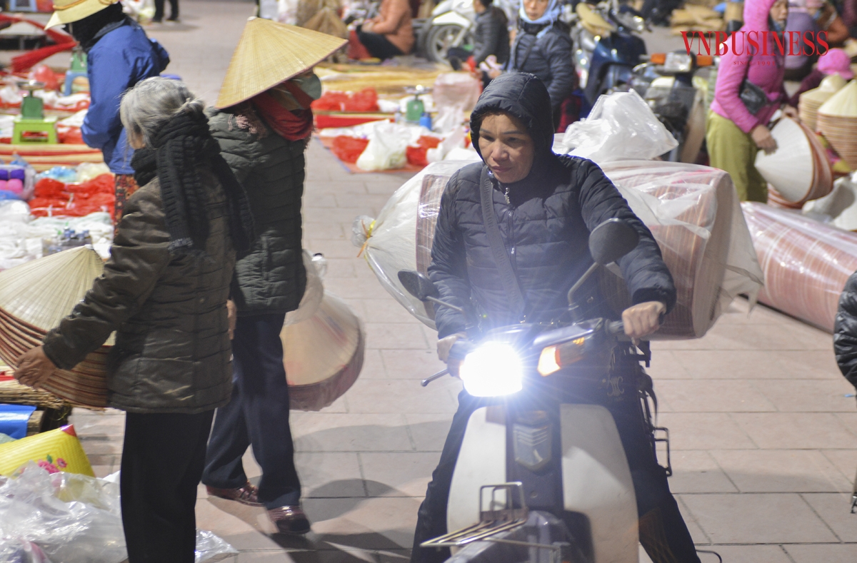 Mỗi phiên chợ chỉ diễn ra trong khoảng hai giờ đồng hồ, những người đi bán nón có mặt từ tờ mờ sáng trên chiếc xe máy chở hàng núi nón đến chợ.