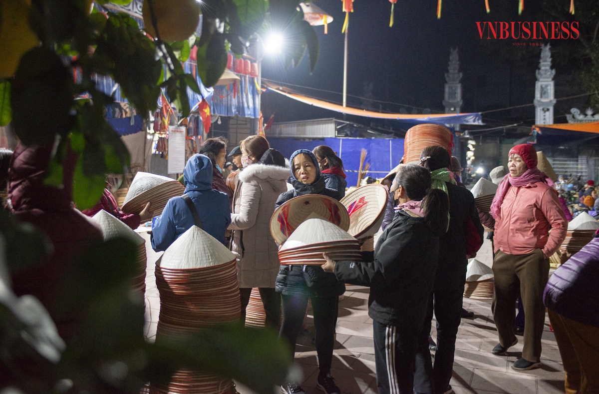 Người bán nón xách rong, đội trên đầu hoặc vác trên vai những chồng nón khoảng 10- 20 chiếc chạy đi, chạy lại khắp khu chợ để tìm người mua.