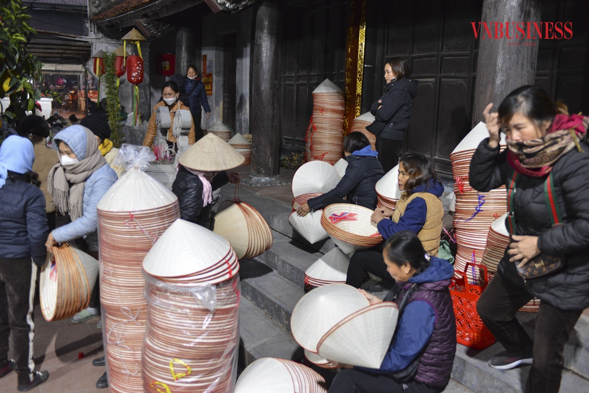 Trong khi đó, người mua chỉ việc ngồi một chỗ, chờ nón mang đến tận tay và trả giá. Mỗi chiếc nón lá thông thường có giá từ 80- 120 nghìn đồng tùy theo độ chuẩn của dáng nón. Thực tế, mức giá đã được quyết định ngay từ khâu chọn vòng nón.