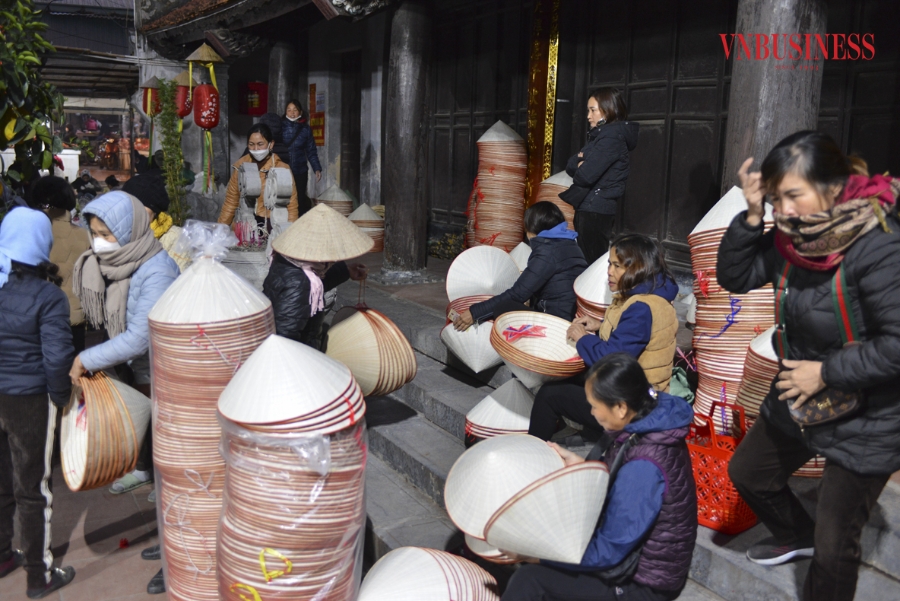 Trong khi đó, người mua chỉ việc ngồi một chỗ, chờ nón mang đến tận tay và trả giá. Mỗi chiếc nón lá thông thường có giá từ 80- 120 nghìn đồng tùy theo độ chuẩn của dáng nón. Thực tế, mức giá đã được quyết định ngay từ khâu chọn vòng nón.