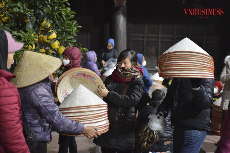 Bà Nguyễn Thị Tâm có thâm niên gần 20 năm đi buôn nón nói với VnBusiness: Thời điểm này không phải mùa cấy, gặt nên nhu cầu sử dụng nón của bà con nông dân giảm, người mua chủ yếu là mua buôn phục vụ các đơn hàng hoặc xuất khẩu.
