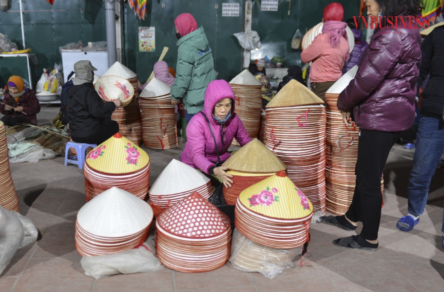 Đến phiên chợ chính đúng dịp, khách du lịch dễ bị nhầm lẫn khi hỏi mua lẻ một vài chiếc nón từ những người đang ngồi giữa một chồng nón lớn. Thực tế đây lại là người mua đang chọn nón.
