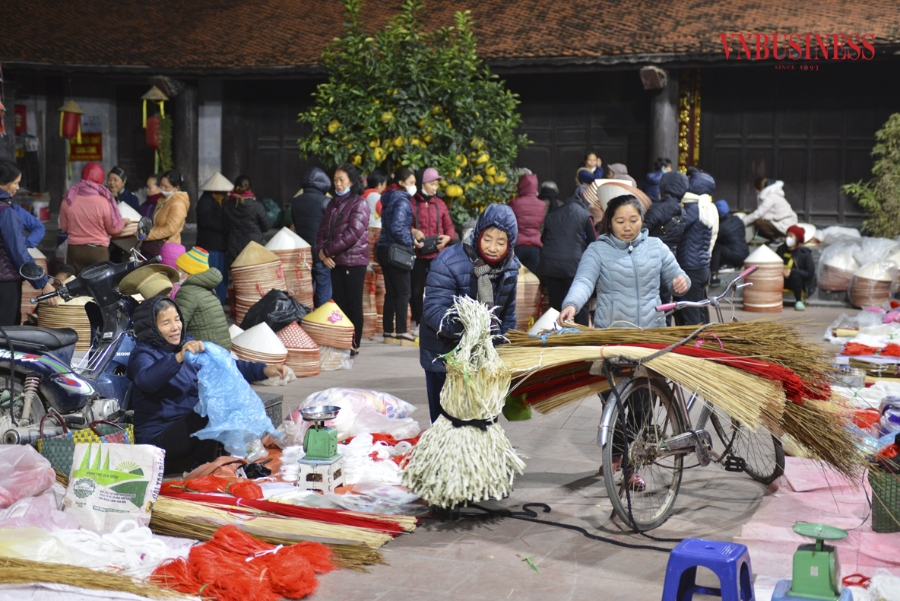 Theo chia sẻ của nhiều người, nón lá trông đơn giản, nhưng để hoàn thiện một sản phẩm lại đòi hỏi sự tỉ mỉ của người làm, đặc biệt từ khâu lựa chọn nguyên liệu, trong đó có những loại nguyên liệu phải lấy từ Hà Tĩnh hay Quảng Bình như lá lụi.