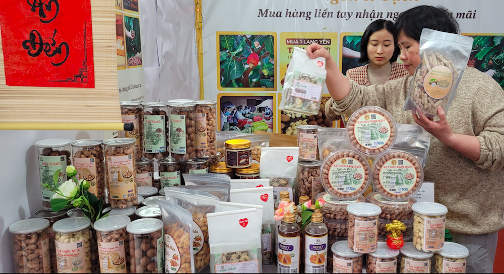 Với xu hướng nâng cao sức khỏe, các loại hạt dinh dưỡng cũng được nhiều người tiêu dùng lựa chọn trong dịp Tết cổ truyền.