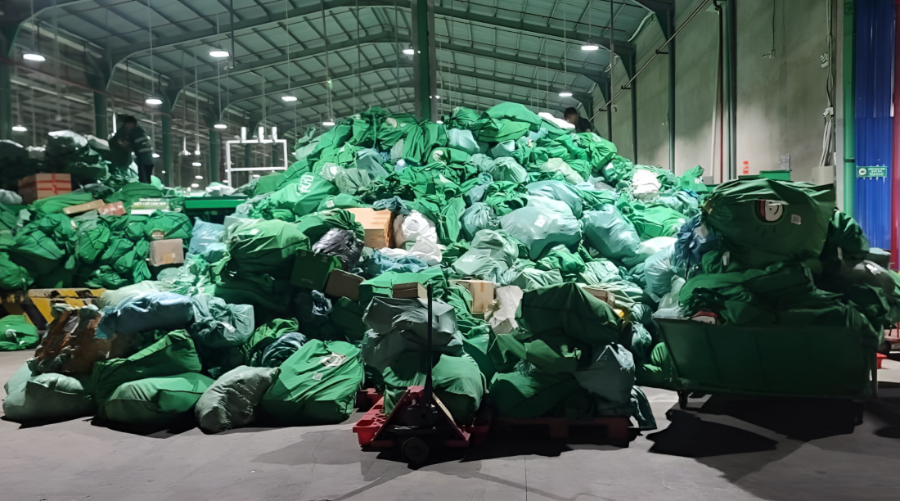 Quá tải giao dịch dẫn đến hàng hóa chậm lưu thông, chất đống trong các kho lưu trữ.