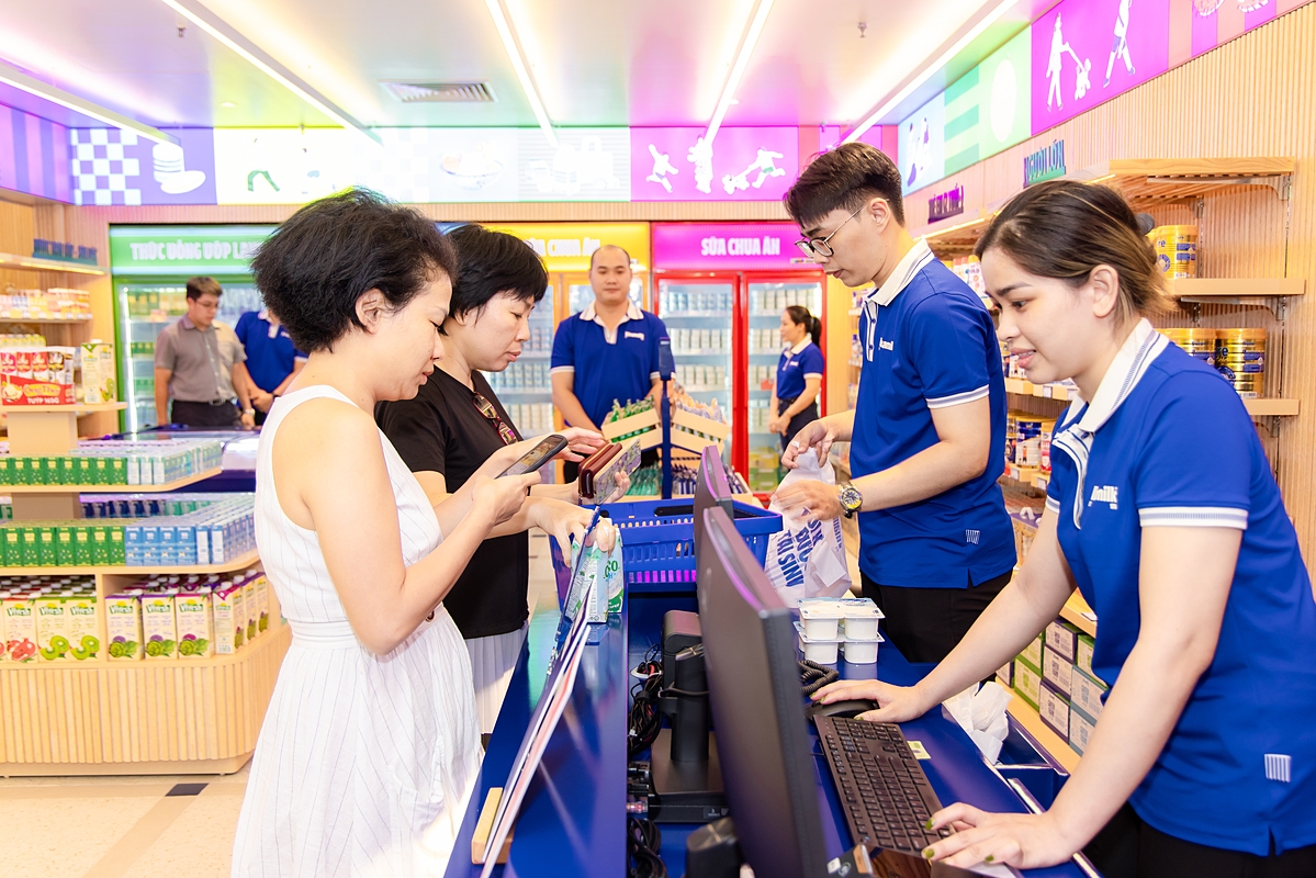 Cửa hàng giới thiệu sản phẩm Vinamilk được thay đổi diện mạo, mang đến trải nghiệm mua sắm mới lạ cho người tiêu dùng.