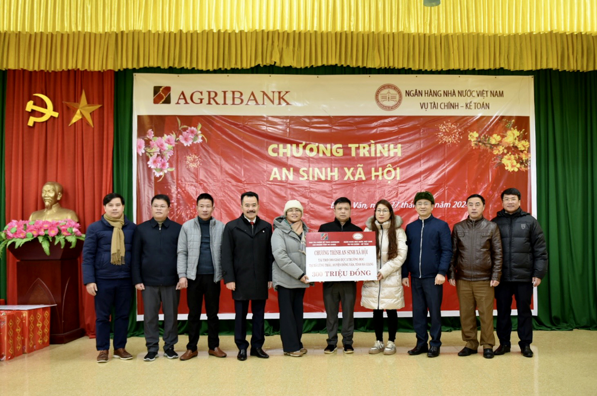 Đoàn công tác Ban Tài chính kế toán Agribank và Vụ Tài chính kế toán - Ngân hàng Nhà nước Việt Nam trao tặng 300 triệu đồng cho Liên trường xã Lũng Thầu &lpar;Trường PTDT nội trú THCS, Tiểu học, Mầm non xã Lũng Thầu&rpar;.