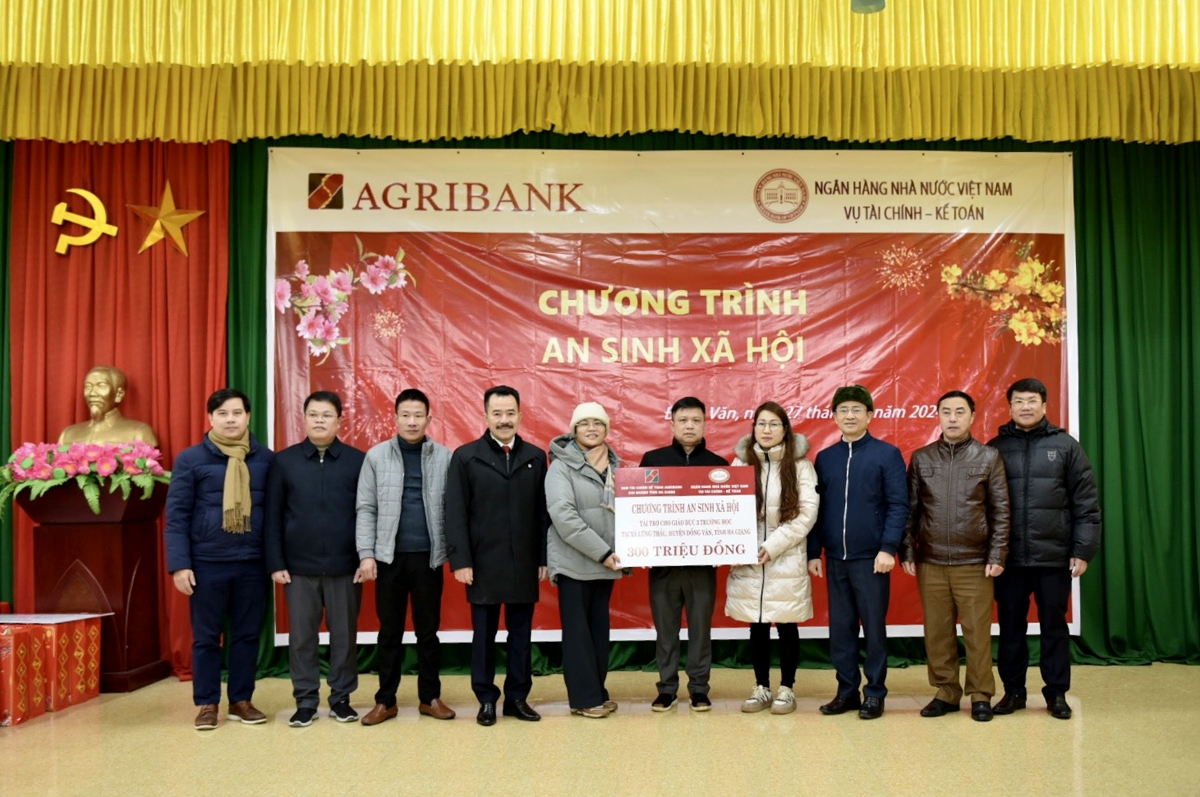 Đoàn công tác Ban Tài chính kế toán Agribank và Vụ Tài chính kế toán - Ngân hàng Nhà nước Việt Nam trao tặng 300 triệu đồng cho Liên trường xã Lũng Thầu &lpar;Trường PTDT nội trú THCS, Tiểu học, Mầm non xã Lũng Thầu&rpar;.