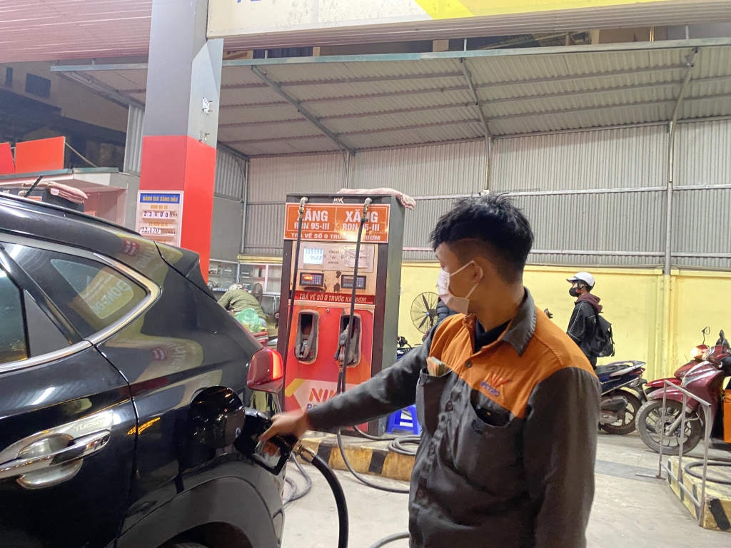 Giá xăng dầu được điều chỉnh tăng mạnh trước Tết.
