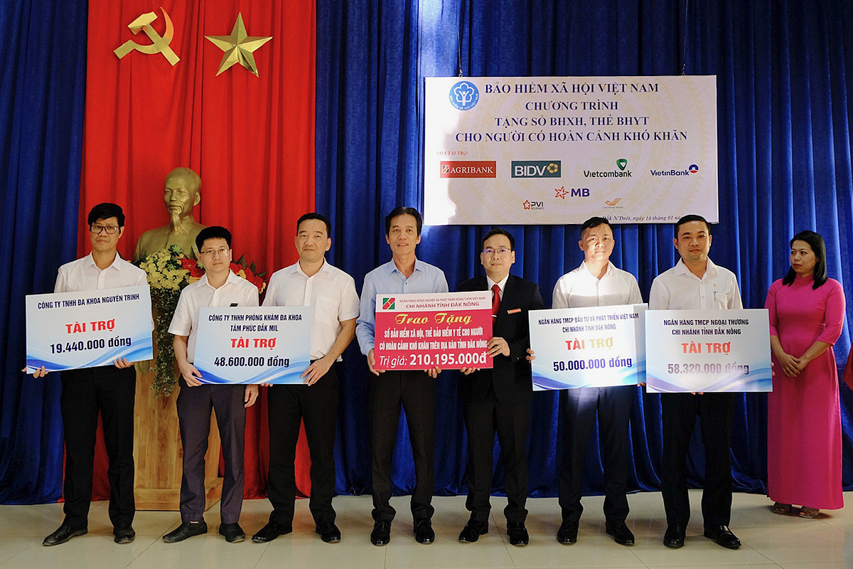 Đại diện Agribank trao kinh phí tài trợ sổ BHXH, thẻ BHYT cho người nghèo tỉnh Đắk Nông.