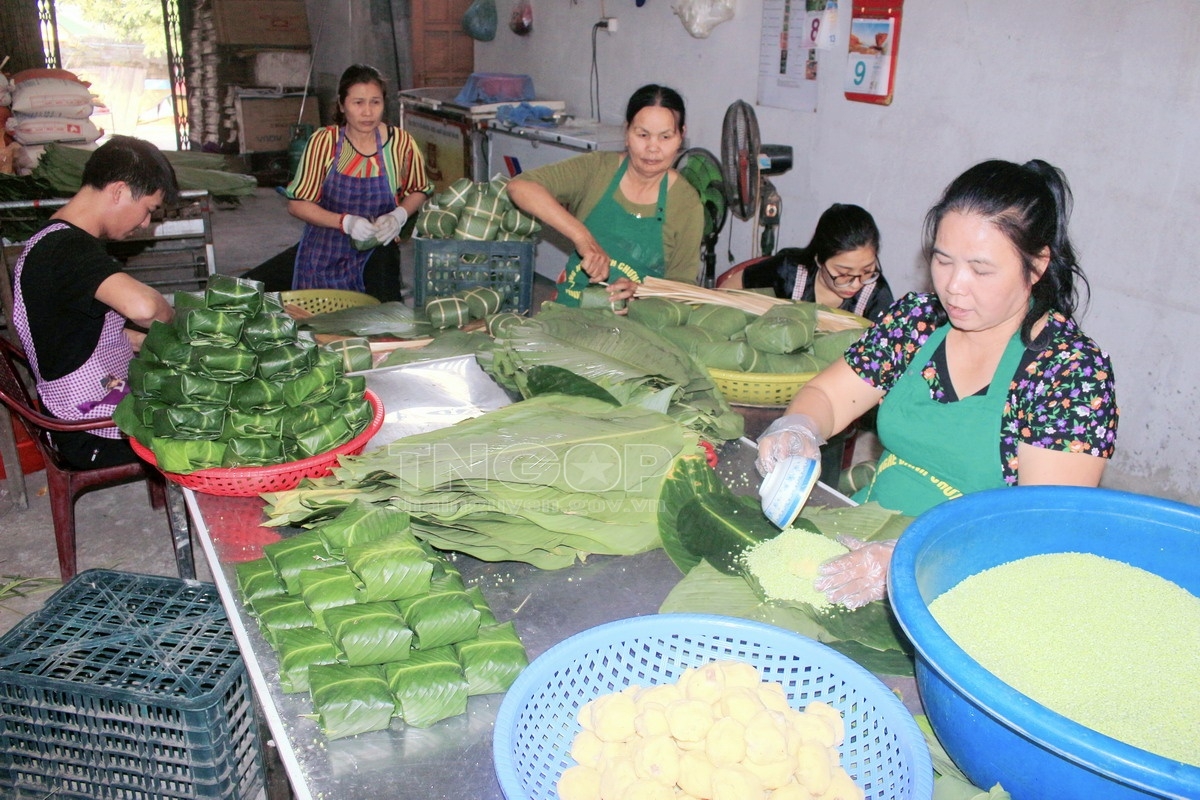 Nhiều cơ sở sản xuất bánh chưng ăn nên làm ra trong dịp Tết Nguyên đán.