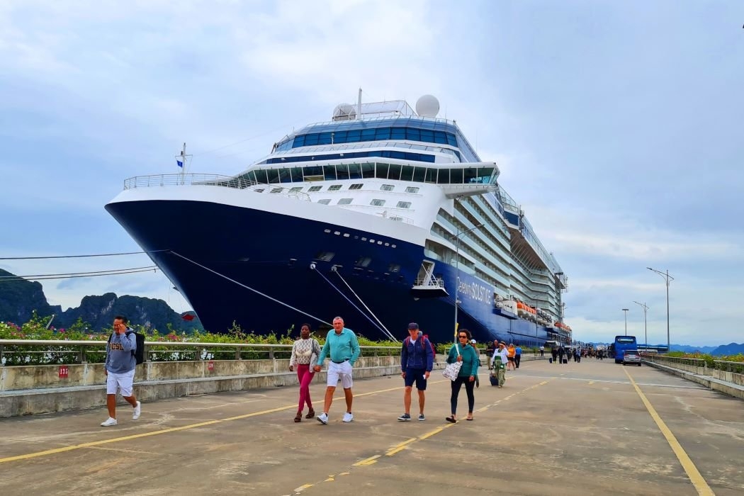 Siêu du thuyền chở hơn 2.600 khách quốc tế tới tham quan Hạ Long vào dịp Tết Dương lịch.