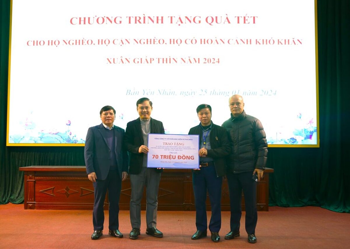 Bảo hiểm PJICO đã trao tặng 70 suất quà Tết cho các hộ nghèo, hộ cận nghèo, gia đình chính sách trên địa bàn phường Bần Yên Nhân