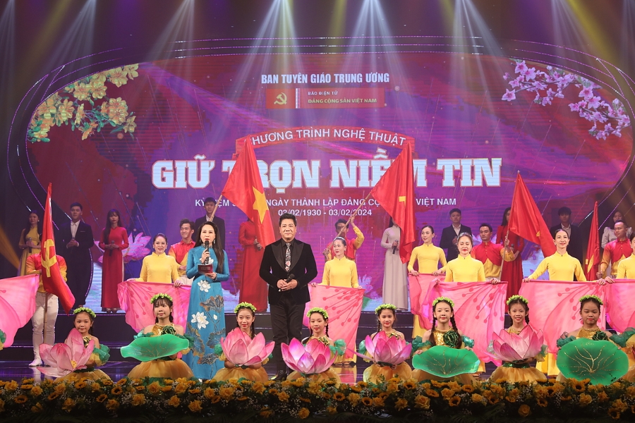 Chương trình đưa khán giá đi qua nhiều cung bậc cảm xúc khác nhau qua 3 phần: Đảng đã cho ta mùa xuân; Tiếng gọi non sông và Xuân quê hương.