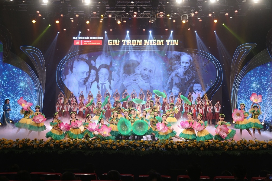Nhân dịp kỷ niệm 94 năm Ngày Thành lập Đảng Cộng sản Việt Nam, Ban Tuyên giáo Trung ương giao Báo điện tử Đảng Cộng sản Việt Nam phối hợp với các cơ quan hữu quan tổ chức chương trình nghệ thuật “Giữ trọn niềm tin”.