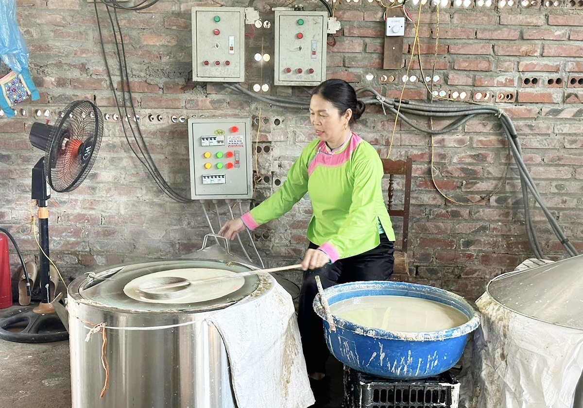 Những người làm miến ở Bản Xèo đang kết hợp giữa sản xuất hiện đại và thủ công để vừa đảm bảo hương vị truyền thống vừa đảm bảo giá trị kinh tế &lpar;Ảnh: HTXCC&rpar;.