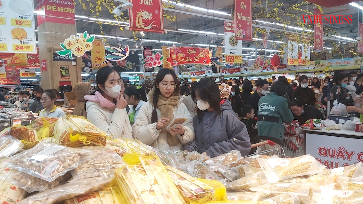 Bánh kẹo là mặt hàng không thể thiếu trong dịp Tết.