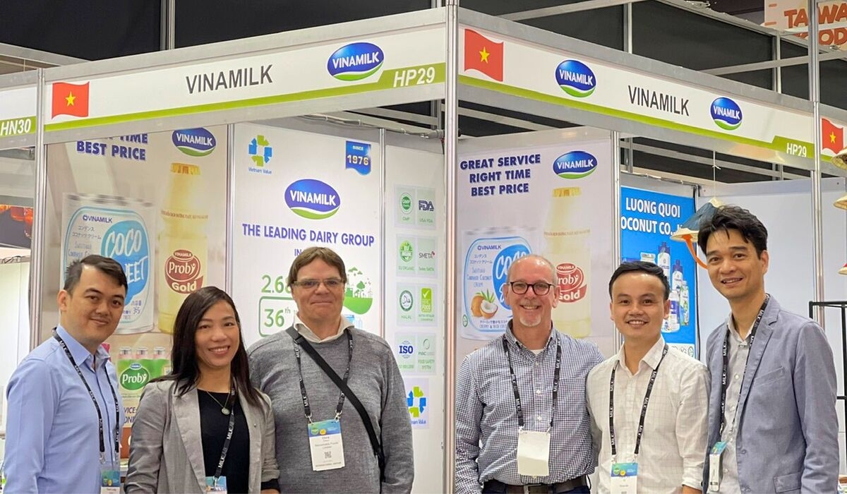 Võ Thành Vin &lpar;thứ 2 từ phải sang&rpar; cùng đội ngũ kinh doanh quốc tế và các đối tác tham dự hội chợ Fine Food Australia tại Melbourne vào tháng 9/2022.