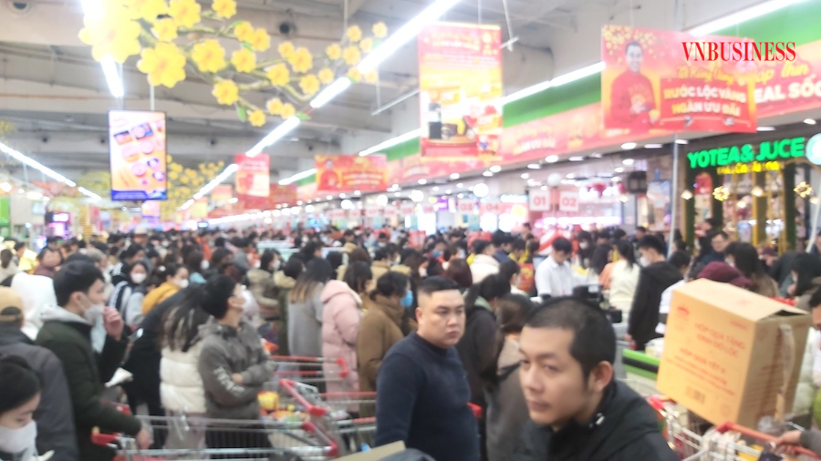 Hình ảnh đông nghẹt khách tại một siêu thị trên địa bàn TP.Hà Nội vào chiều Chủ Nhật tuần vừa qua.
