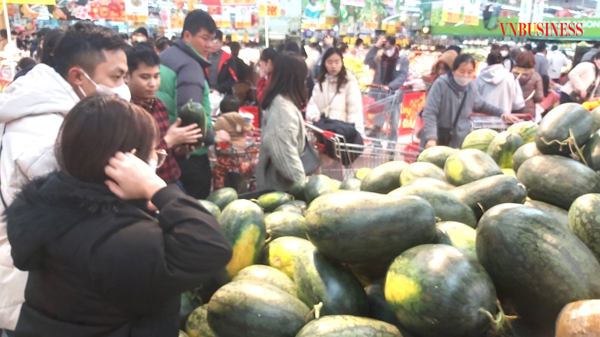 Quầy trái cây luôn thu hút khách hàng.