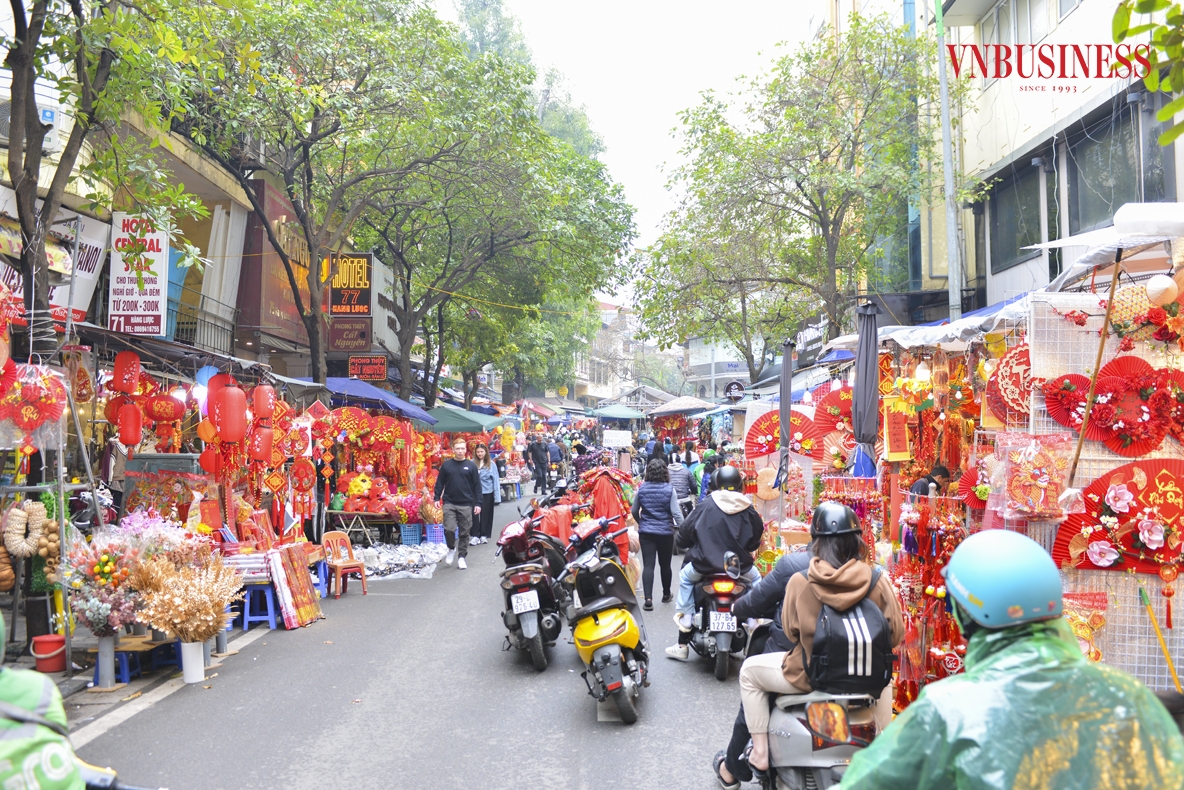 Được hình thành từ đầu thế kỷ 20, chợ hoa Hàng Lược là một địa chỉ văn hóa đẹp của người dân Thủ đô. Mỗi dịp Tết đến, xuân về, nơi đây lại đông đúc tấp nập người đi du xuân, vui chơi và mua sắm.