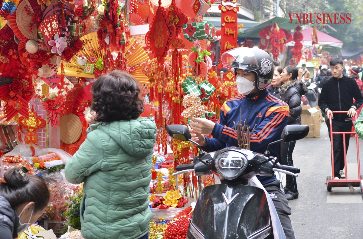 Du khách có thể chọn mua các mặt hàng đồ trang trí Tết phong phú với giá từ mấy chục ngàn đến vài trăm nghìn đồng.