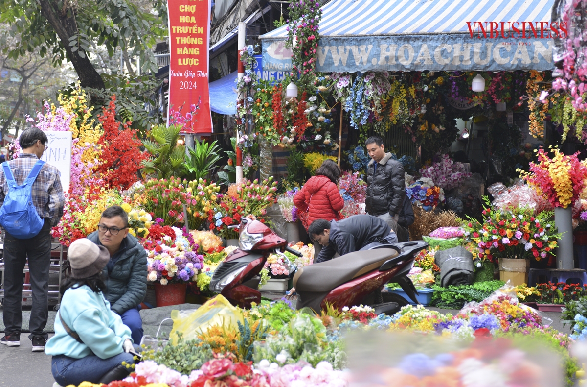 Chợ hoa Hàng Lược được coi là một trong những khu chợ thể hiện đậm nét văn hóa của Hà Nội, đi sâu vào tiềm thức của người dân Thủ đô về một chợ hoa cổ truyền - nơi để mọi người du xuân và tận hưởng bầu không khí Tết Nguyên đán đang đến thật gần. Phạm Hòa