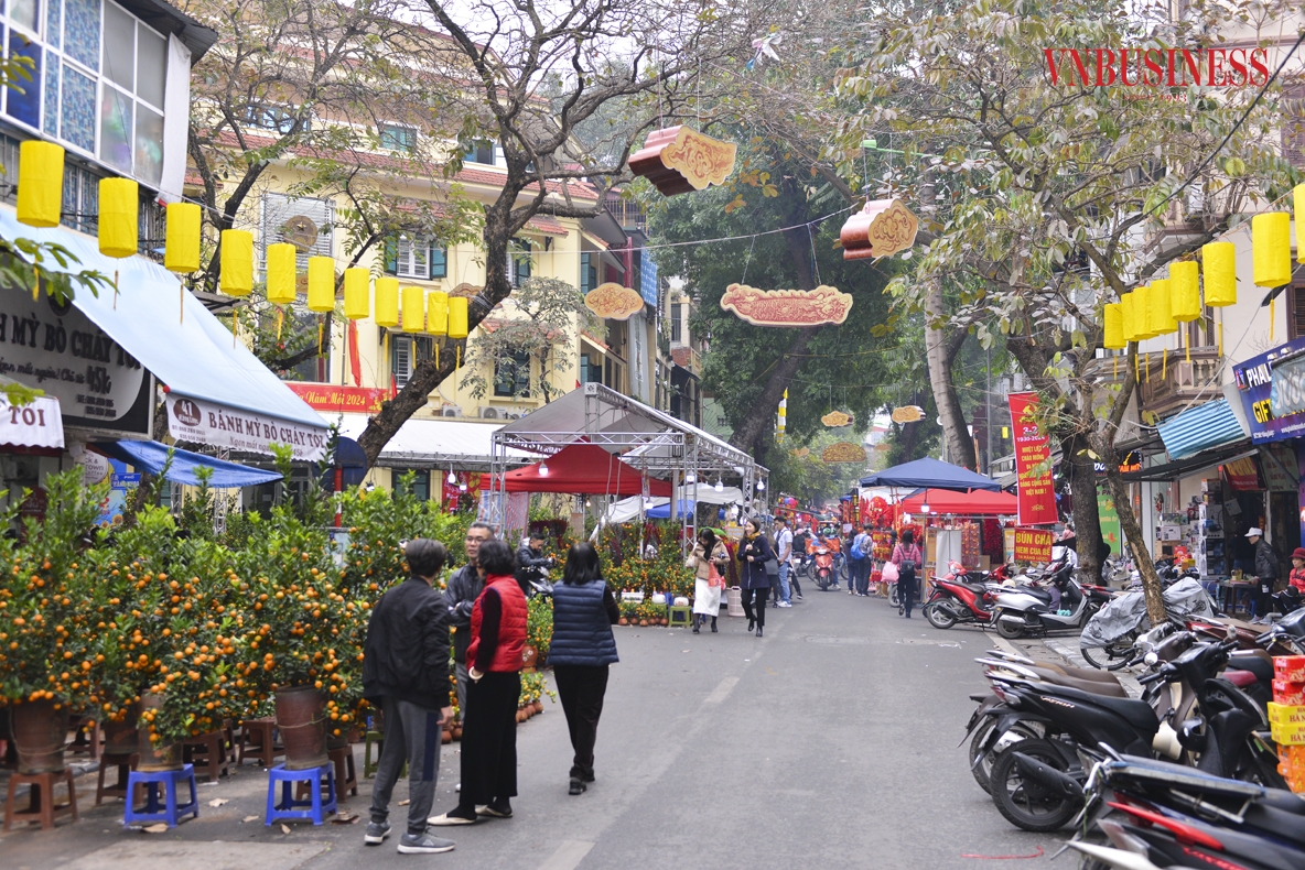 Hàng năm, cứ sau Rằm tháng Chạp, chợ hoa truyền thống tại phố Hàng Lược &lpar;Hà Nội&rpar; sẽ mở cửa phục vụ các mặt hàng trang trí cho Tết Nguyên đán, đặc biệt là các loại hoa tươi, đào, quất...