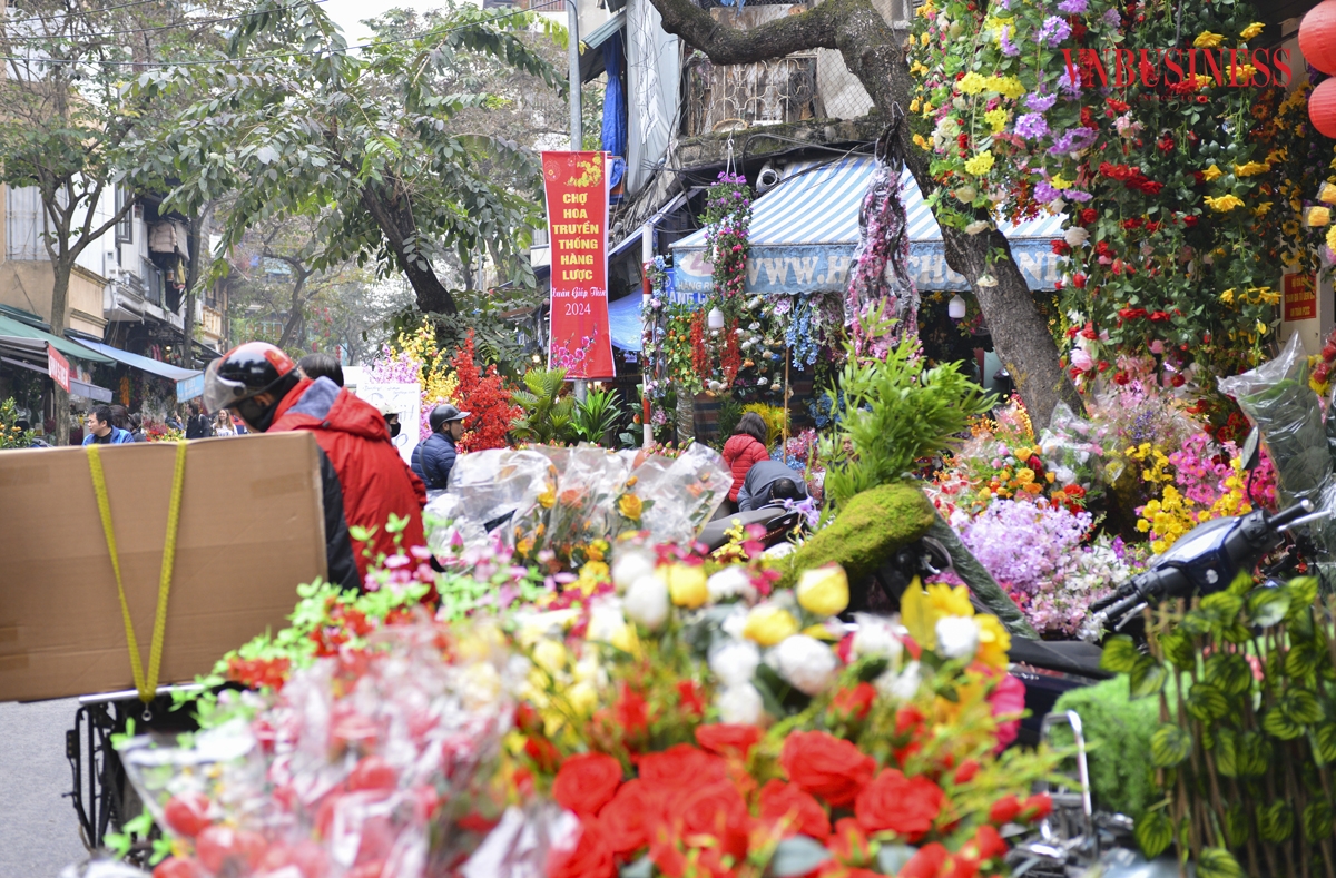 Ngoài hoa tươi, cây cảnh các loại, chợ hoa Hàng Lược còn bày bán những sản phẩm hoa giả nghệ thuật với đầy đủ màu sắc khác nhau.