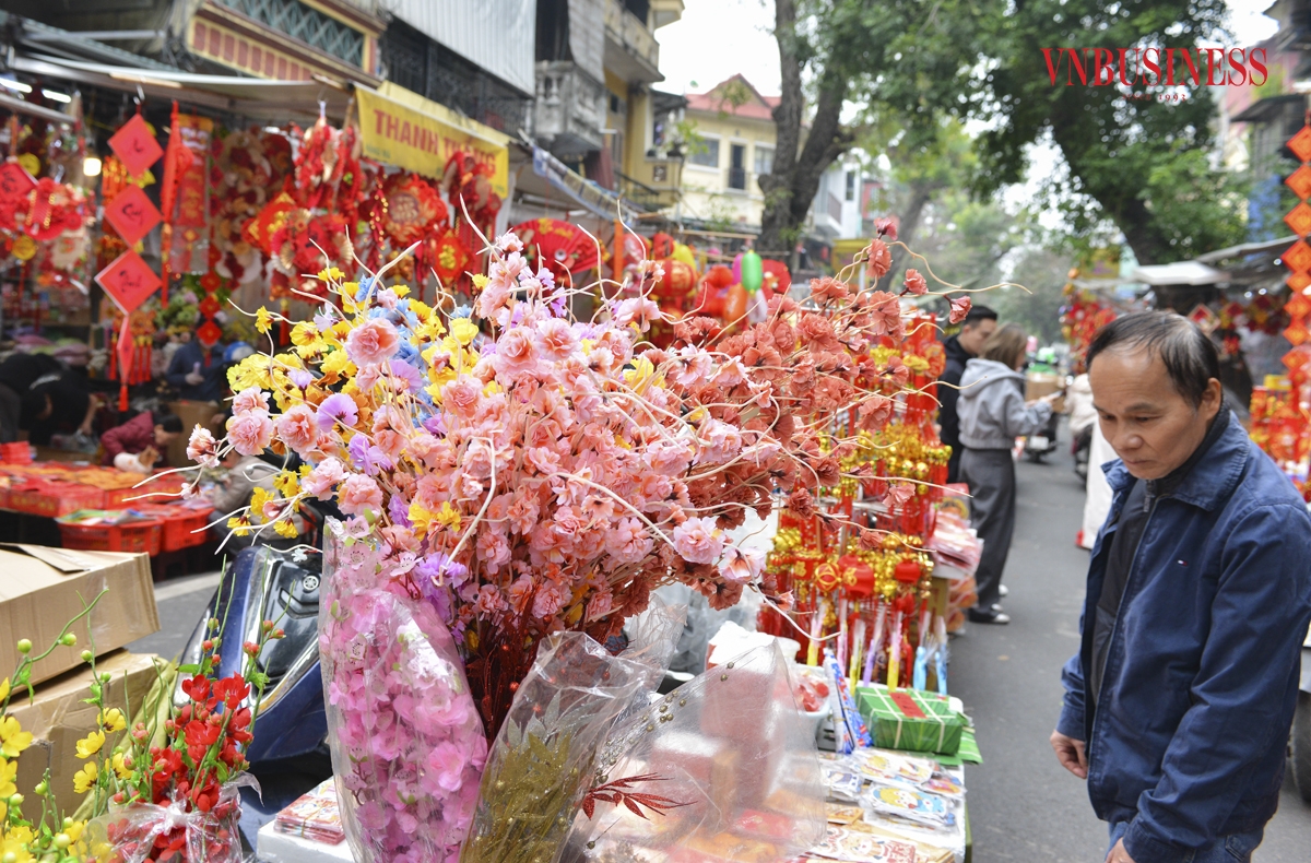 Nếu như trước đây chợ hoa Hàng Lược chủ yếu bày bán những cành đào, cây quất... thì ngày nay tại chợ hoa các mặt hàng trang trí, phục vụ Tết được bày bán ngày càng đa dạng, phong phú.