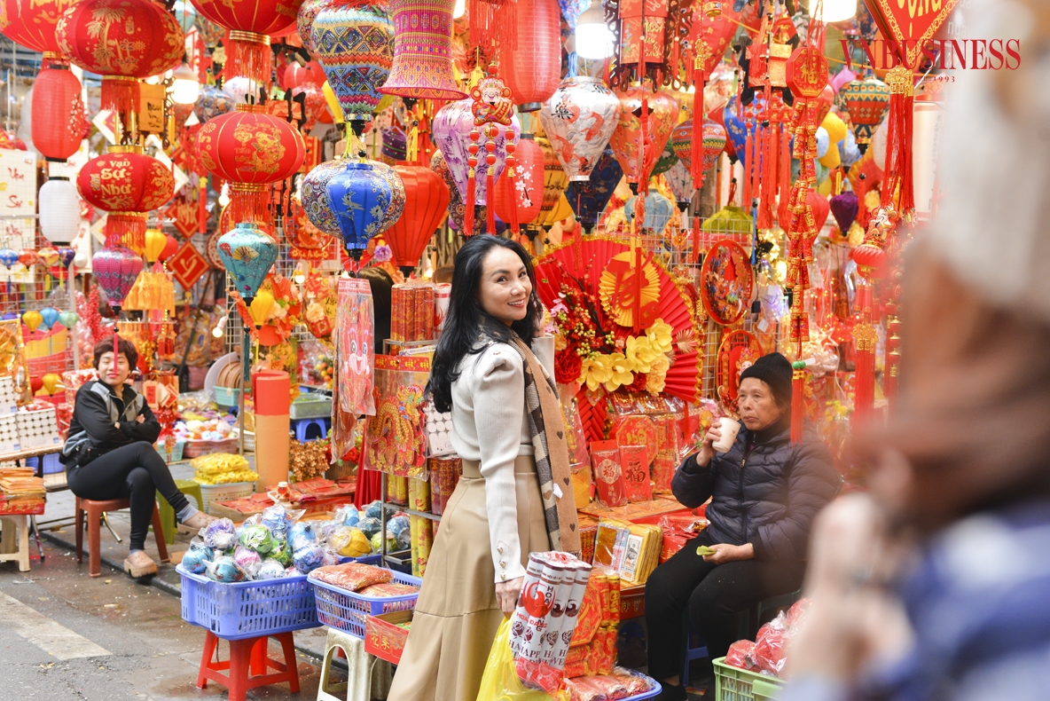 Không gian chợ Tết truyền thống thu hút nhiều người đến check-in, chụp hình lưu niệm.