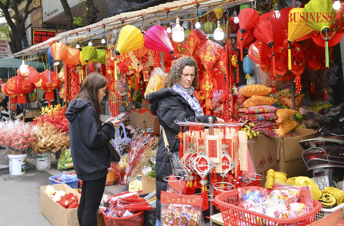 Nhiều du khách nước ngoài hào hứng khi được trải nghiệm không khí Tết đặc sắc này của Hà Nội.