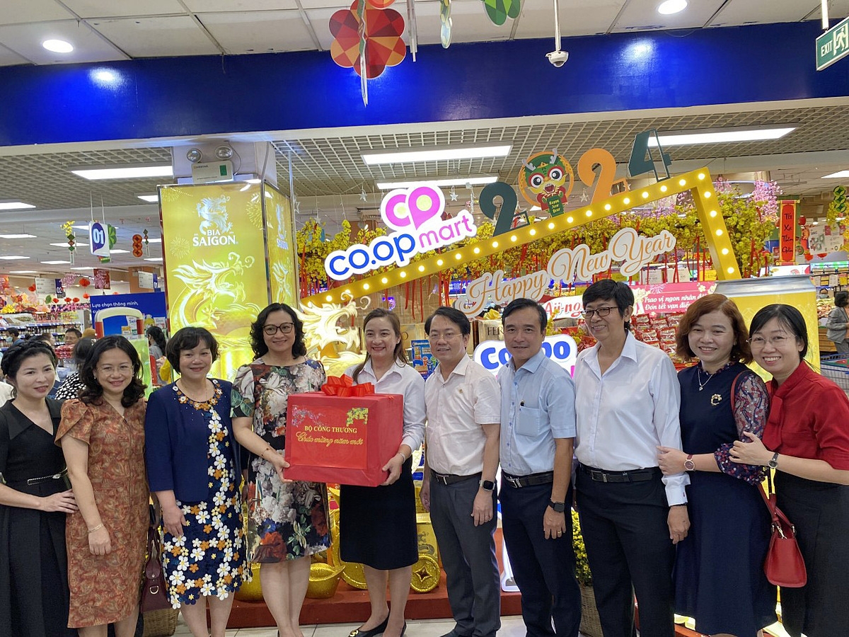 Bà Phan Thị Thắng - Thứ Trưởng Bộ Công Thương trao tặng quà Tết đến Co.opmart Lý Thường Kiệt.