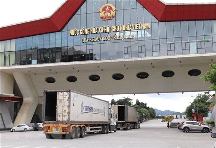 Hoạt động thông quan trở lại tại các cửa khẩu đang được nhiều lái xe, chủ hàng mong đợi để có thể đưa hàng hóa đi sớm.