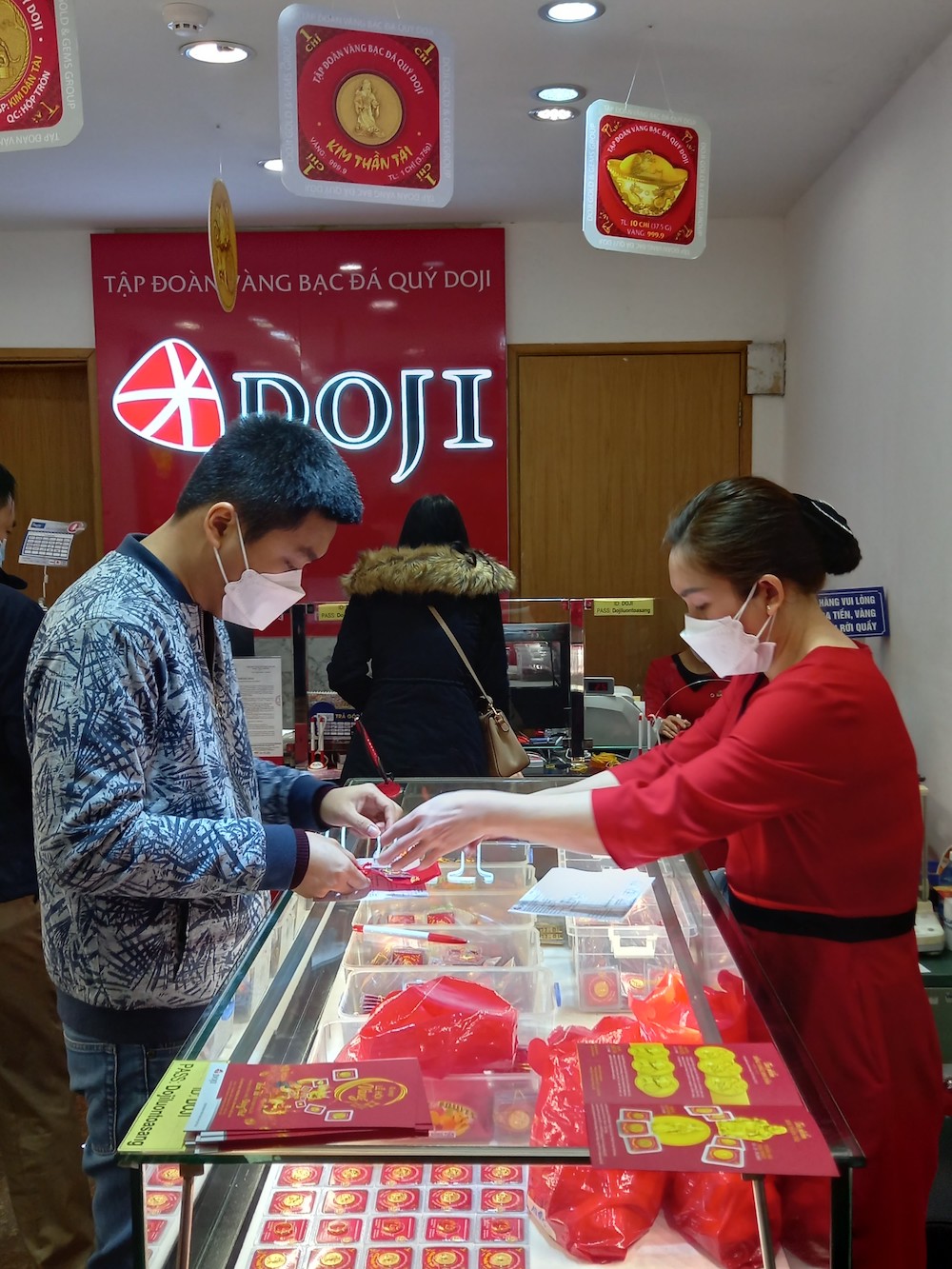 Nhiều người dân tranh thủ mua vàng trước ngày vía Thần tài.