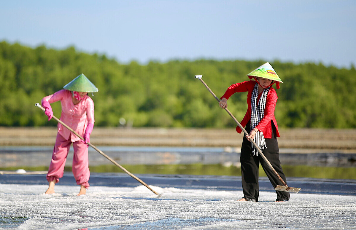 Trải nghiệm nghề làm muối là một trong những hoạt động du lịch ở Thiềng Liềng.