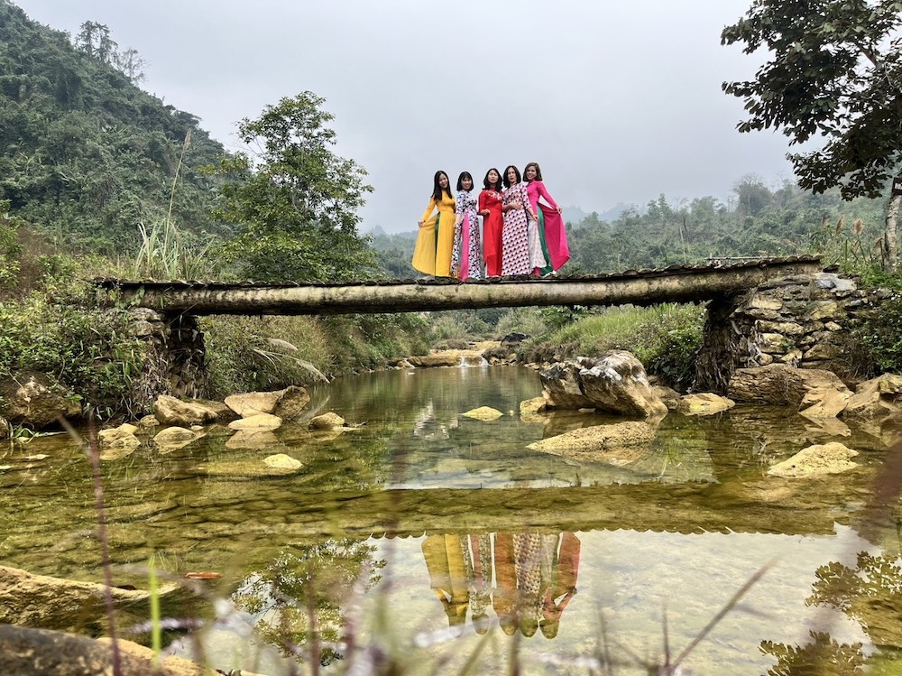 Thời gian nghỉ Tết kéo dài cùng với thời tiết thuận lợi nên hoạt động du lịch diễn ra sôi động, nhộn nhịp trên hầu khắp các điểm đến du lịch trong cả nước.