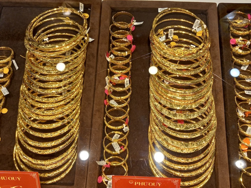 Nếu mua vàng với quan niệm cầu may mắn đầu năm, các chuyên gia khuyên người dân có thể mua vàng nữ trang thay vì vàng miếng do giá vàng miếng đang cao hơn 18,88 triệu đồng/lượng so với giá vàng thế giới quy đổi.