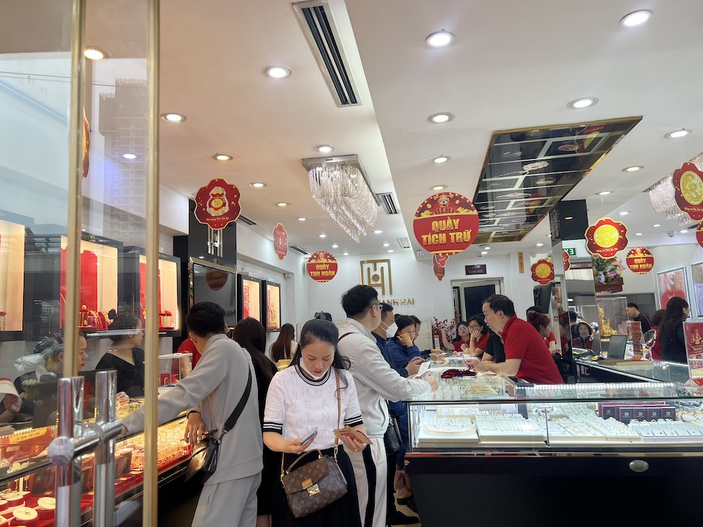 Đón ngày Thần tài, giao dịch vàng trong nước khá sôi động. Tuy nhiên, không còn cảnh xếp hàng chờ đợi như những năm trước.