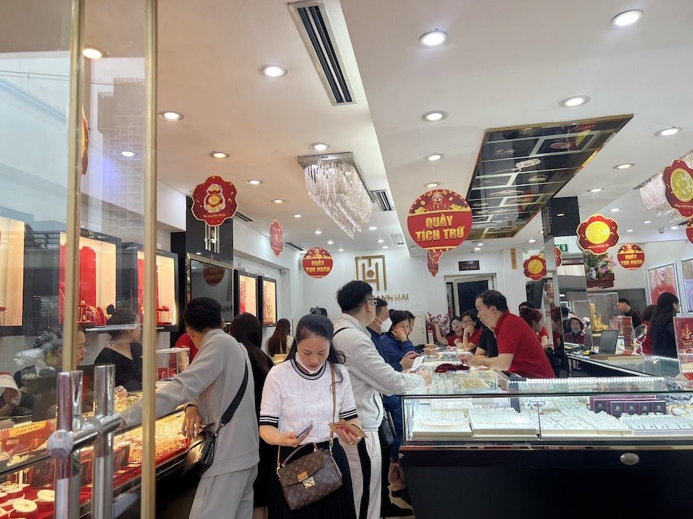 Đón ngày Thần tài, giao dịch vàng trong nước khá sôi động. Tuy nhiên, không còn cảnh xếp hàng chờ đợi như những năm trước.