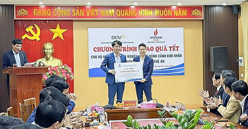 Tổng Giám đốc PV GAS trao tặng 3 tỷ đồng cho huyện Diễn Châu.