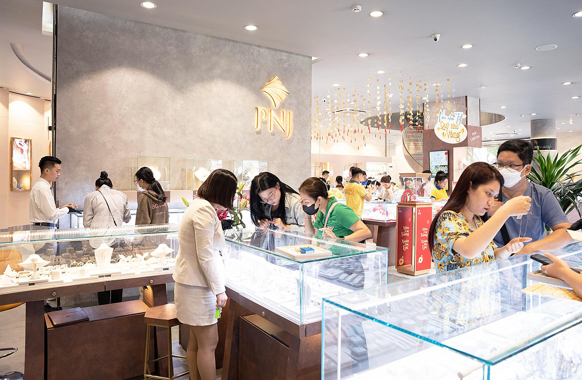 Khách hàng tấp nập mua sắm tại cửa hàng PNJ, TP.HCM.