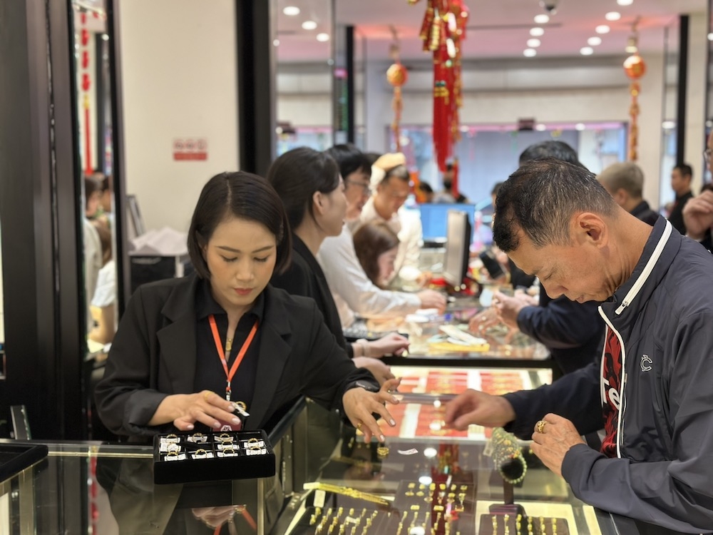 Người dân có xu hướng mua vàng nhẫn một vài chỉ để cầu may.