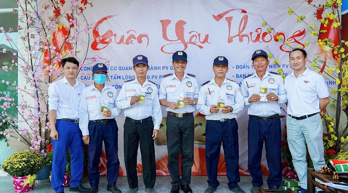 Tặng quà Xuân cho lực lượng bảo vệ trụ sở và nhà máy PV GAS PIPE.