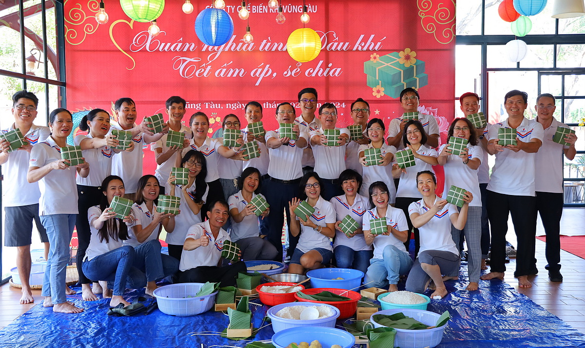 Niềm vui bên nhau, động viên tinh thần lực lượng trực Tết xa nhà.