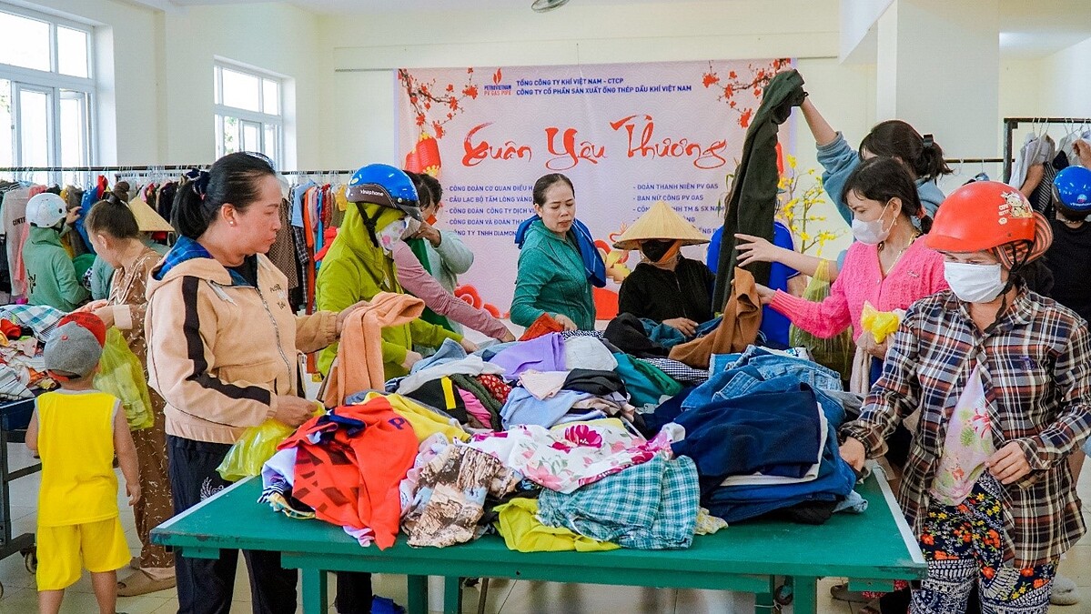 “Hội chợ 0 đồng” mang đến nhiều quần áo tốt, đẹp cho các gia đình khó khăn.