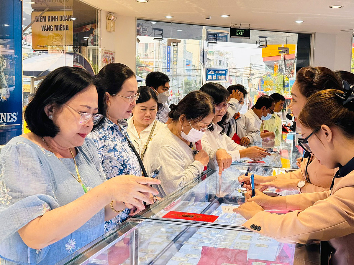 Khách hàng tấp nập mua sắm tại cửa hàng Next Hai Bà Trưng, TP.HCM.