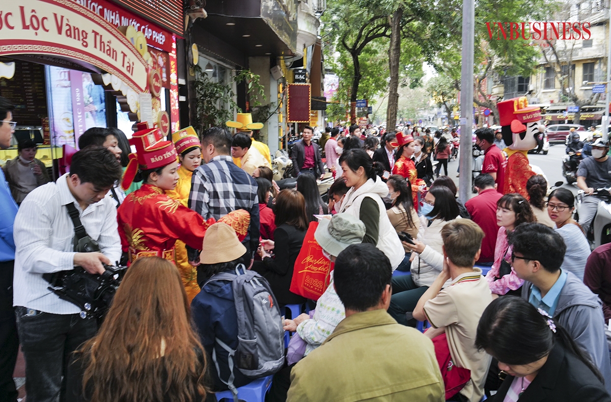 Theo ghi nhận của VnBusiness, khoảng 6h sáng ngày 19/2 &lpar;mùng 10 tháng Giêng&rpar;, tại phố vàng Trần Nhân Tông, cửa hàng Bảo Tín Minh Châu &lpar;quận Hai Bà Trưng&rpar;, người dân xếp hàng dài chờ mua vàng tại các cửa hàng lớn.