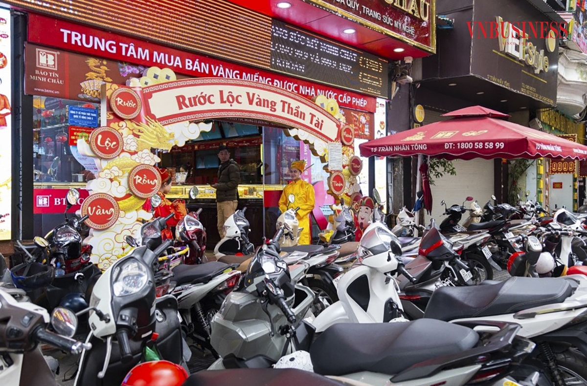 Theo quan niệm trong văn hóa phương Đông, vàng được biểu chưng cho sự may mắn, hộ mệnh bình an và mang lại nhiều tài lộc cho chủ nhân, nên cứ dịp thần tài đầu năm rước lộc, ai cũng mong muốn mua vàng về nhà lấy may mắn.